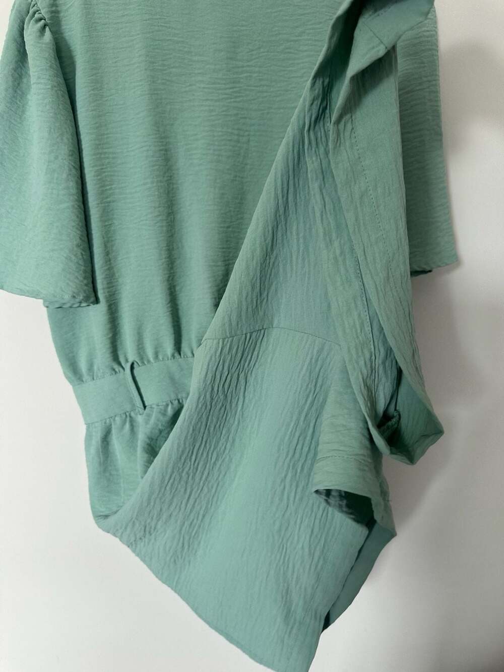 Style Haven Boutique Green Textured V-Neck Short Sleeve Romper with Pockets Size - Picture 4 of 4